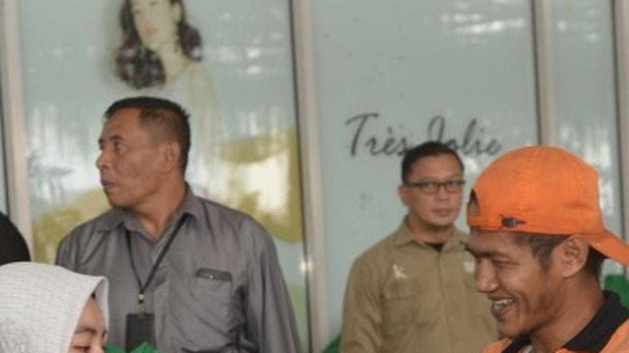 Berbagi Kasih Natal Bersama GBI Words of Wisdom di Kuningan City Mall