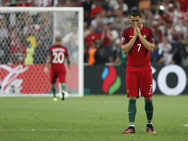 Ronaldo terlihat berdoa saat menantikan rekannya Ricardo Quaresma melakukan penalti saat melawan Polandia pada perempat final Piala Eropa 2016 di Stade Velodrome, Marseille, Jumat (30/6/2016) dini hari WIB. (REUTERS/Yves Herman)