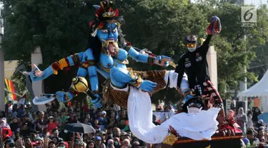 Peserta mengarak ogoh-ogoh dalam Festival Ogoh-Ogoh di Pantai Lagoon Ancol, Jakarta, Minggu (18/3). Festival ini digelar untuk memperingati Hari Raya Nyepi Tahun Baru Saka 1940. (Liputan6.com/Arya Manggala)