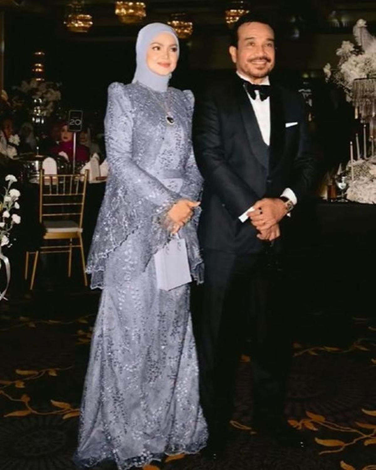 7 Potret Gaun Brokat Siti Nurhaliza di Pernikahan Anak Sambung, Detail Payet Memukau