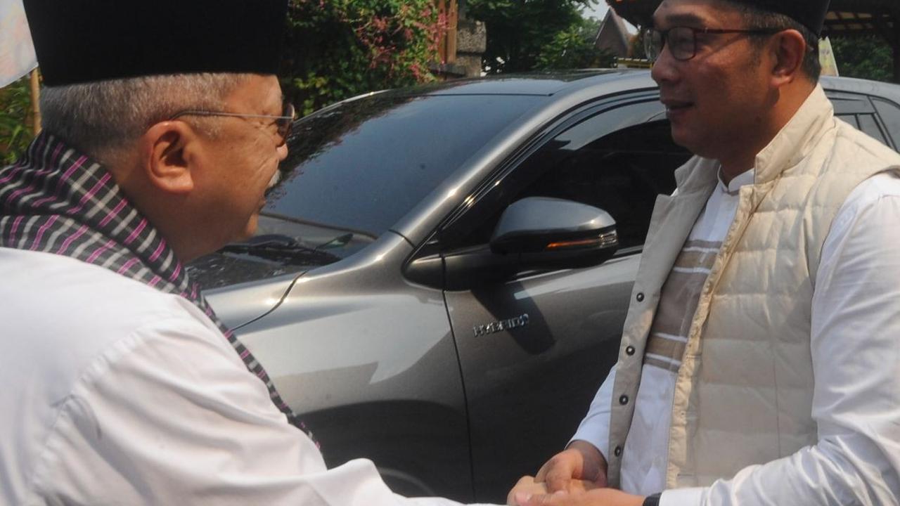 Bakal calon gubernur (bacagub) DKI Jakarta, Ridwan Kamil (kanan) dan mantan Gubernur DKI Jakarta Fauzi Bowo atau Foke saat bertemu di&nbsp;Perkampungan Budaya Betawi Setu Babakan, Jakarta, Rabu (4/9/2024). Pertemuan keduanya berlangsung hangat. Foto: Merd