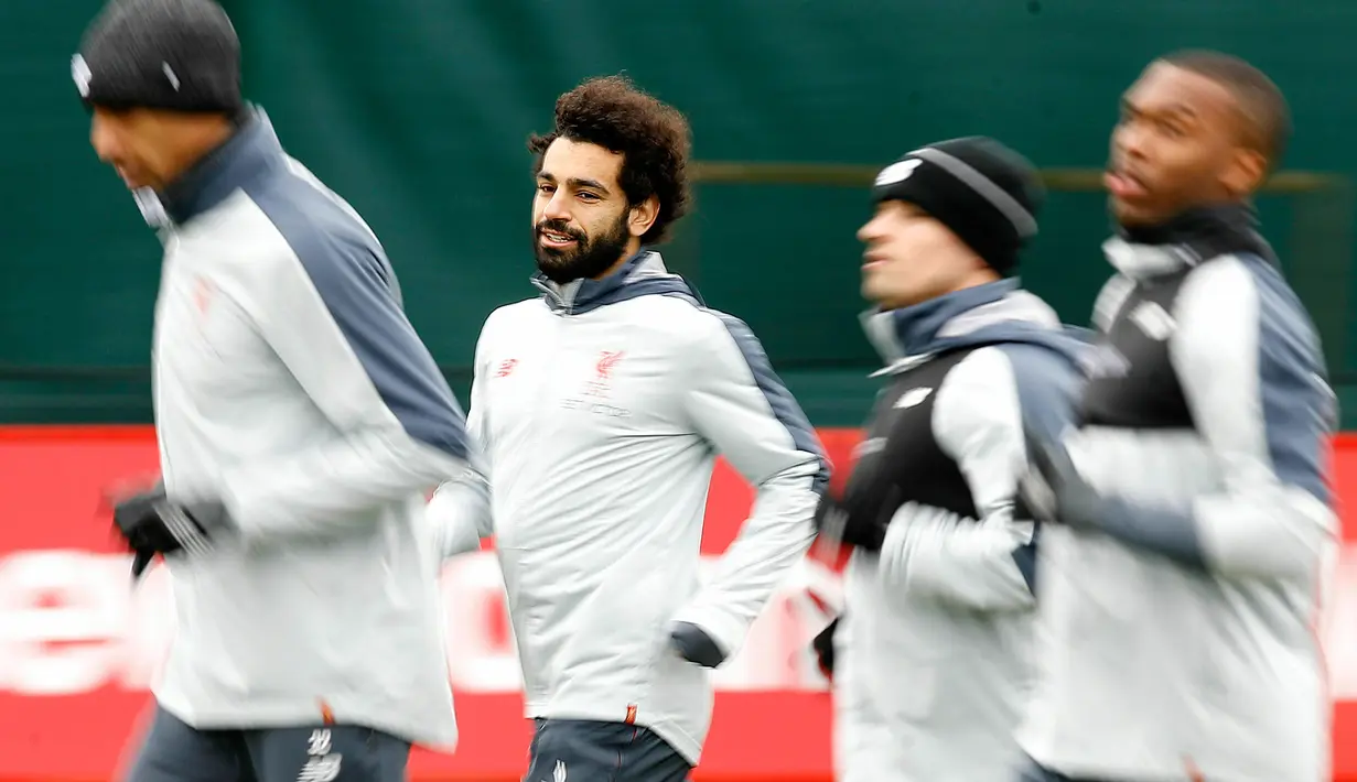 Ekspresi gelandang Liverpool Mohamed Salah (dua kiri) saat sesi latihan bersama rekan setimnya jelang menghadapi Bayern Munchen dalam leg kedua babak 16 besar Liga Champions di Melwood, Liverpool, Inggris, Selasa (12/3). (Martin Rickett/PA via AP)