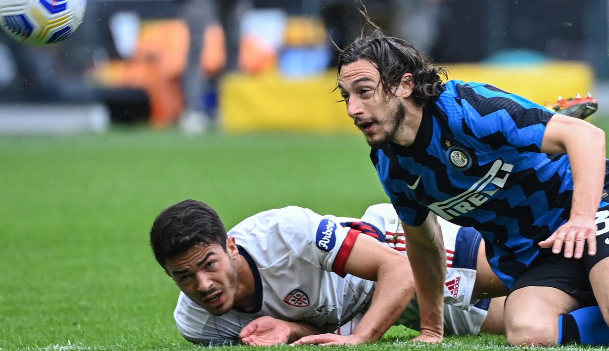 Matteo Darmian. Usai disia-siakan Manchester United, ia bergabung dengan Parma pada awal 2019/2020. Satu musim kemudian ia dipinjamkan ke Inter Milan atas permintaan Antonio Conte sebagai pelatih baru Inter. Ia pun tampil apik di masa peminjaman yang berujung gelar Liga Itaia. (AFP/Alberto Pizzoli)