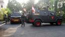 <p>Sejumlah anggota Brimob bersenjata lengkap beserta kendaraan taktis menjaga rumah eks Kadiv Propam Polri Irjen Ferdy Sambo di Jalan Saguling III, Duren Tiga, Jakarta Selatan, Selasa (9/8/2022). Sejumlah anggota Brimob menjaga rumah pribadi Ferdy Sambo dengan tiga unit kendaraan taktis dan memasang garis polisi. (Liputan6.com/Herman Zakharia)</p>