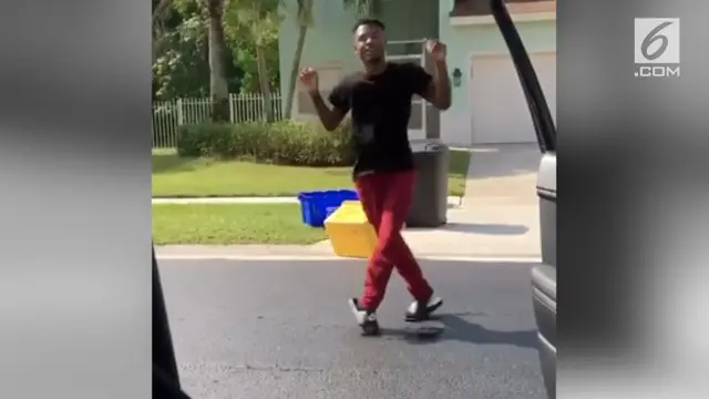 VIDEO: Ngeri, Pria Ditabrak Mobil Saat Lakukan Kiki Challenge