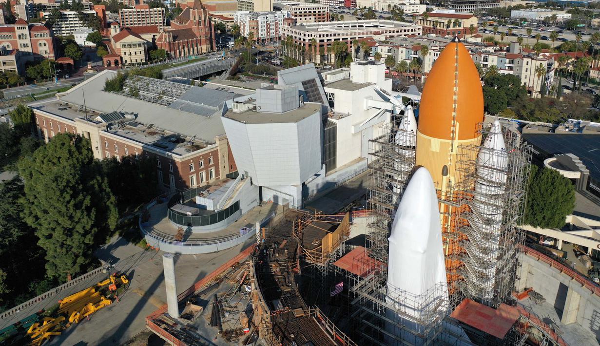 Pesawat ini akan dimuseumkan di Samuel Oschin Air and Space Center milik California Science Center NASA setelah 12 tahun terakhir melakukan penerbangan luar angkasa. (Mario Tama/Getty Images North America/Getty Images via AFP)