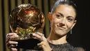 Pemain Timnas Spanyol, Aitana Bonmati mengangkat Ballon d'Or Feminin 2023 pada acara malam penganugerahan di Theatre du Chatelet, Paris, Prancis, Senin (30/10/2023) waktu setempat. Bonmati berhasil mnyabet penghargaan ini setelah membantu Timnas Spanyol menjuarai Piala Dunia Wanita 2023. (AP Photo/Michel Euler)