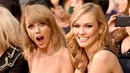 Taylor Swift sendiri tak lagi menganggap Karlie sebagai anggota squadnya saat music video Look What You Made Me Do keluar. (Us Weekly)