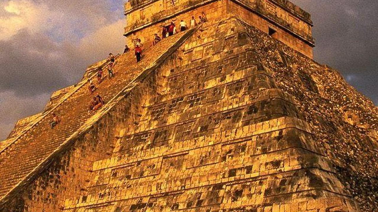 Sebagai contoh, piramida "El Castillo" di situs Chichen Itza di Semenanjung Yucatan, di dalamnya berisi sebuah piramida. Jadi ada piramida di dalam piramida.