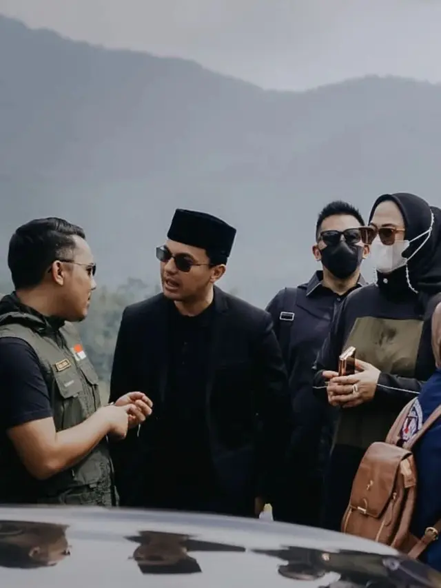6 Potret Sahrul Gunawan Melayat ke Pemakaman Eril, Tersentuh Dengar Pidato Ridwan Kamil
