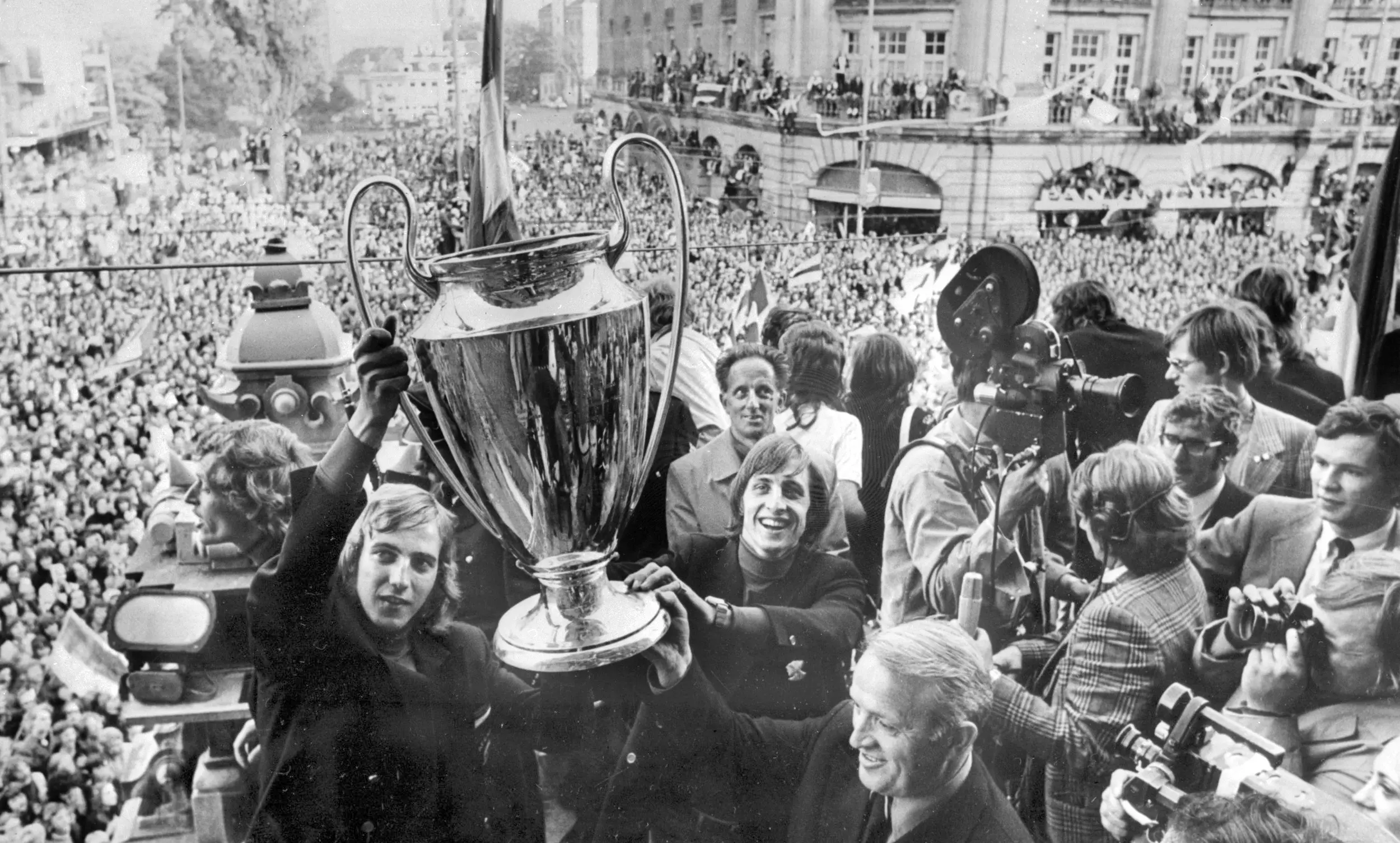 Johan Cruyff bersama Ajax Amsterdam bersama trofi Piala Champions 1972. (AFP)