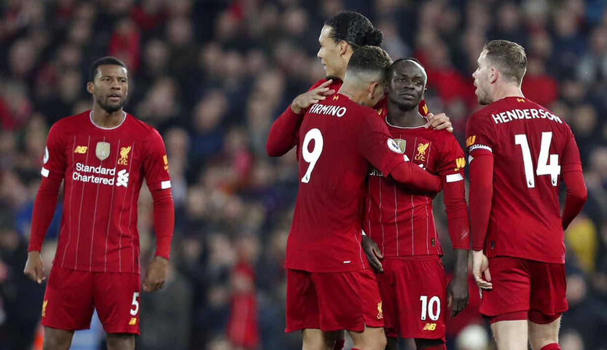 Pelatih Liverpool, Jurgen Klopp, memberikan aplaus usai menaklukkan Wolverhampton Wanderers pada laga Premier League 2019 di Stadion Anfield, Minggu (29/12). Liverpool menang 1-0 atas Wolverhampton. (AP/Jon Super)