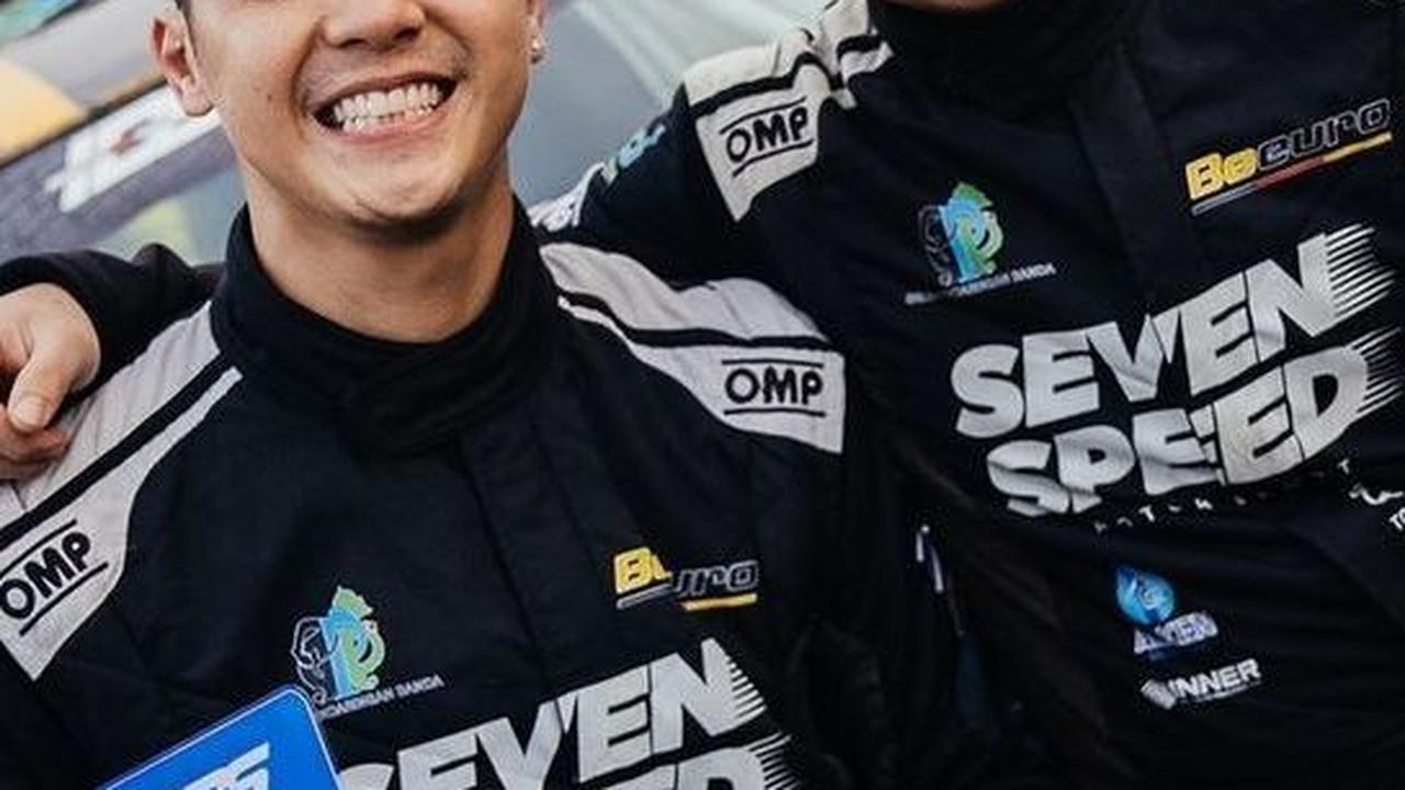 Al Ghazali menunjukkan keterampilan mengemudi yang luar biasa dengan berhasil meraih posisi kedua dalam balapan yang diikuti oleh para pembalap profesional.<br>