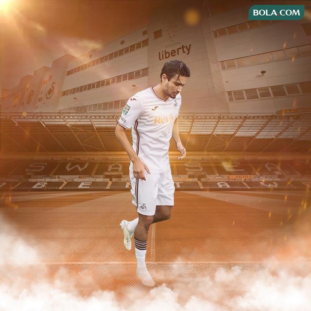 Ilustrasi - Nathan Tjoe-A-On menuju pintu keluar Swansea City