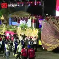 Kemeriahan Karnaval Kendaraan Hias di Malam HUT ke-80 RI, Warga Senang Dapat Hadiah