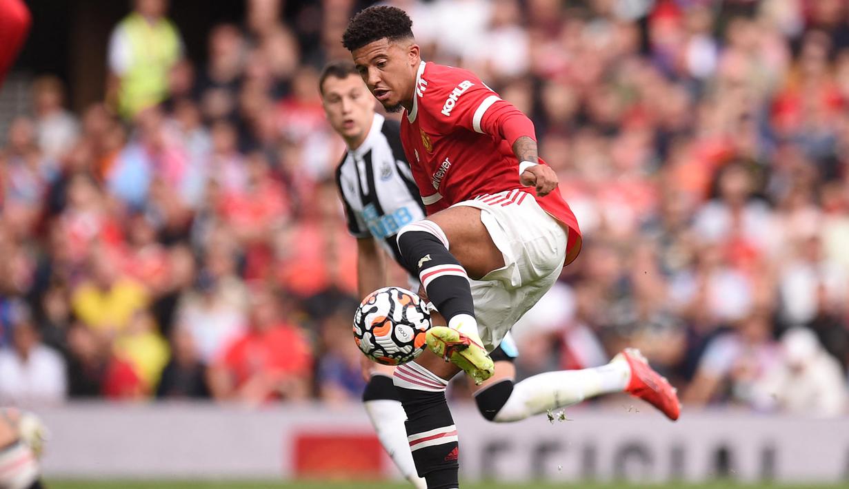Jadon Sancho - Penyerang yang direkrut dari Borussia Dortmund dengan biaya mencapai 85 juta euro ini belum mampu memenuhi harapan publik Old Trafford. Sancho tampil melempem dan seakan kehilangan kesaktiannya di Manchester United. (AFP/Oli Scarff)