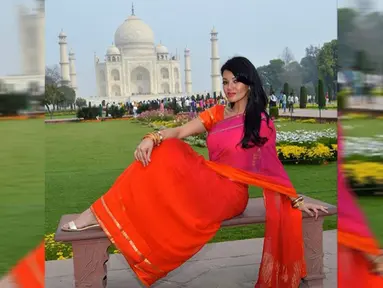Cheff terkenal dan berparas cantik, Farah Quinn bergaya ala perempuan India dengan busana sari di depan Taj Mahal. (instagram.com/farahquinnofficial)