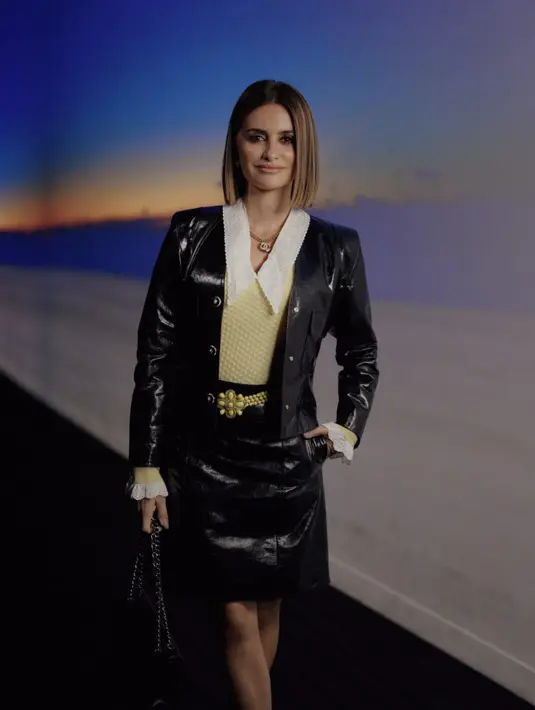 Penélope CRUZ, CHANEL mengenakan pullover dengan kasmir kuning. Jaket kulit hitam dan rok yang serasi,juga menjadi statement tersendiri pada gayanya. Ia menhenakan koleksi 62 dari CHANEL Métiers d’Art 2023/24. [Foto: Chanel.dok]