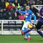 Pemain Fiorentina Cristiano Biraghi (kanan) berupaya menghalau umpan gelandang Napoli Jose Callejon saat kedua tim bertemu dalam lanjutan Liga Italia di Stadion Artemio Franchi, Sabtu (9/2/2019). Laga ini berakhir 0-0. (Claudio Giovannini / ANSA via AP)