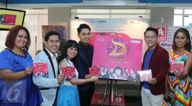 Para penyanyi Dangdut D'Academy berpose usai peluncuran VCD Karaoke di Cafetaria Indosiar, Jakarta, Kamis (6/10). Bintang-Bintang Dangdut Academy Indosiar merilis VCD karaoke bertajuk D'Acadamy Hits Collection. (Liputan6.com/Herman Zakharia)