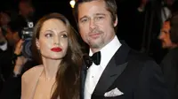 Hubungan Angelina Jolie dan Brad Pitt belum lama ini dikabarkan membaik, meskipun bukan berarti rujuk. Namun kabar terbaru menyiarkan Jolie kembali melarang keenam buah hati bertemu ayahnya. (AFP/Bintang.com)