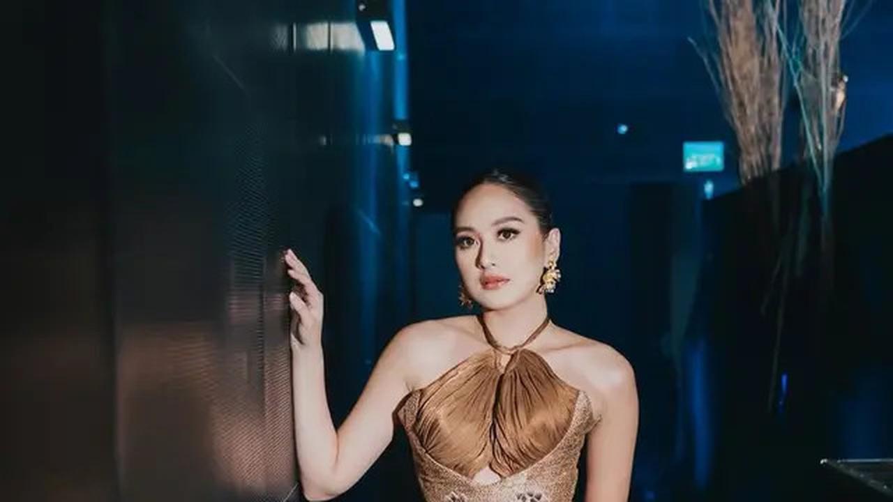 8 Adu Gaya Dress Artis dengan Tampilan Glamor saat Hadir di Acara Penghargaan Drama, Luna Maya, Yuki Kato, hingga Haico Van Der