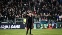 Pelatih Manchester United, Jose Mourinho, bersikap arogan usai mengalahkan Juventus usai laga Liga Champions di Stadion Allianz, Turin, Rabu (7/11), Juventus kalah 1-2 atas MU. (AFP/Isabella Bonotto)
