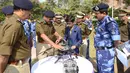 Harshwardhan Zala (14) menunjukkan drone buatannya kepada Pasukan Kepolisian Cadangan Pusat (CRPF) di kamp Rapid Action Force, Ahmedabad, India, 15 Januari 2017. Harshwardhan Zala berhasil menciptakan drone untuk mendeteksi ranjau darat (Sam Panthaky/AFP)