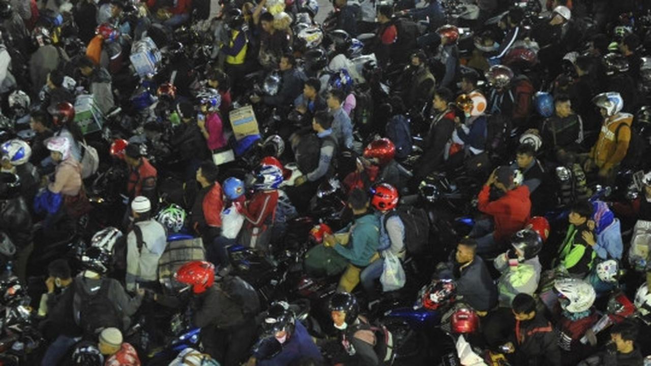 Tengah malam, ratusan pemudik motor padati Pelabuhan Merak