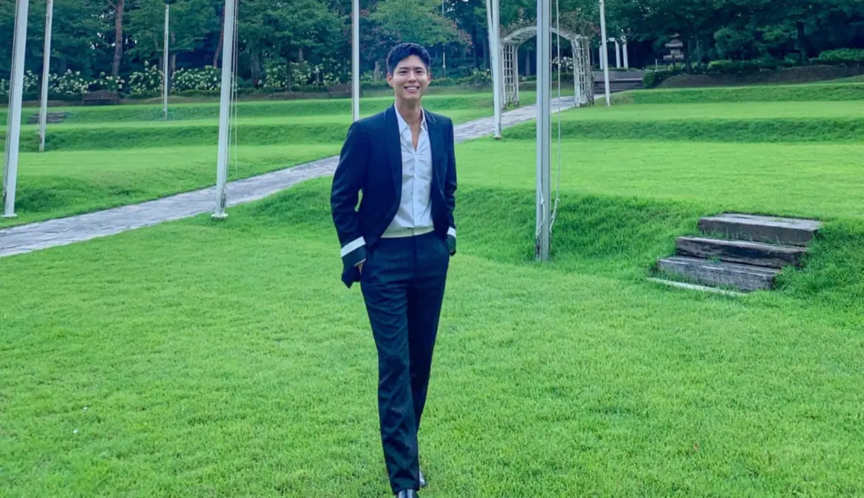 Selain itu, aktor drama Reply 1988 ini tunjukkan gaya casual dengan inner kemeja serta blazer dan celana navy yang senada. Meski terkesan santai, sepatu pantofel tetap berikan kesan formal. (Liputan6.com/Twitter/@BOGUMMY)