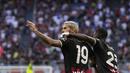 Bek AC Milan, Theo Hernandez berselebrasi usai mencetak gol ke gawang Udinese pada pertandingan Liga Serie A Italia di stadion San Siro, di Milan, Italia, Sabtu (13/8/2022). AC Milan menang atas Udinese 4-2. (AP Photo/Antonio Calanni)
