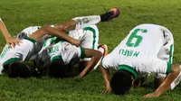 Para pemain Timnas Indonesia U-19 sujud merayakan gol yang dicetak Resky Fandi ke gawang Filipina U-19 pada laga Piala AFF U-18 di Stadion Thuwunna, Myanmar, Kamis (7/9/2017). Indonesia menang 9-0 atas Filipina. (Liputan6.com/Yoppy Renato)