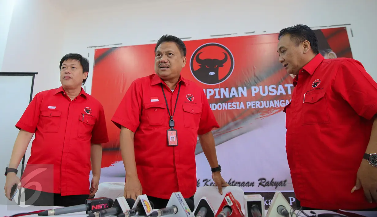 Ketua Fraksi PDIP Olly Dondokambey (tengah) memberikan keterangan pers usai rapat koordinasi di DPP PDIP, Jakarta, Kamis (17/9/2015). Dalam rapat Megawati meminta kepada fraksi untuk turun ke bawah sukseskan pilkada serentak. (Liputan6.com/Faizal Fanani)