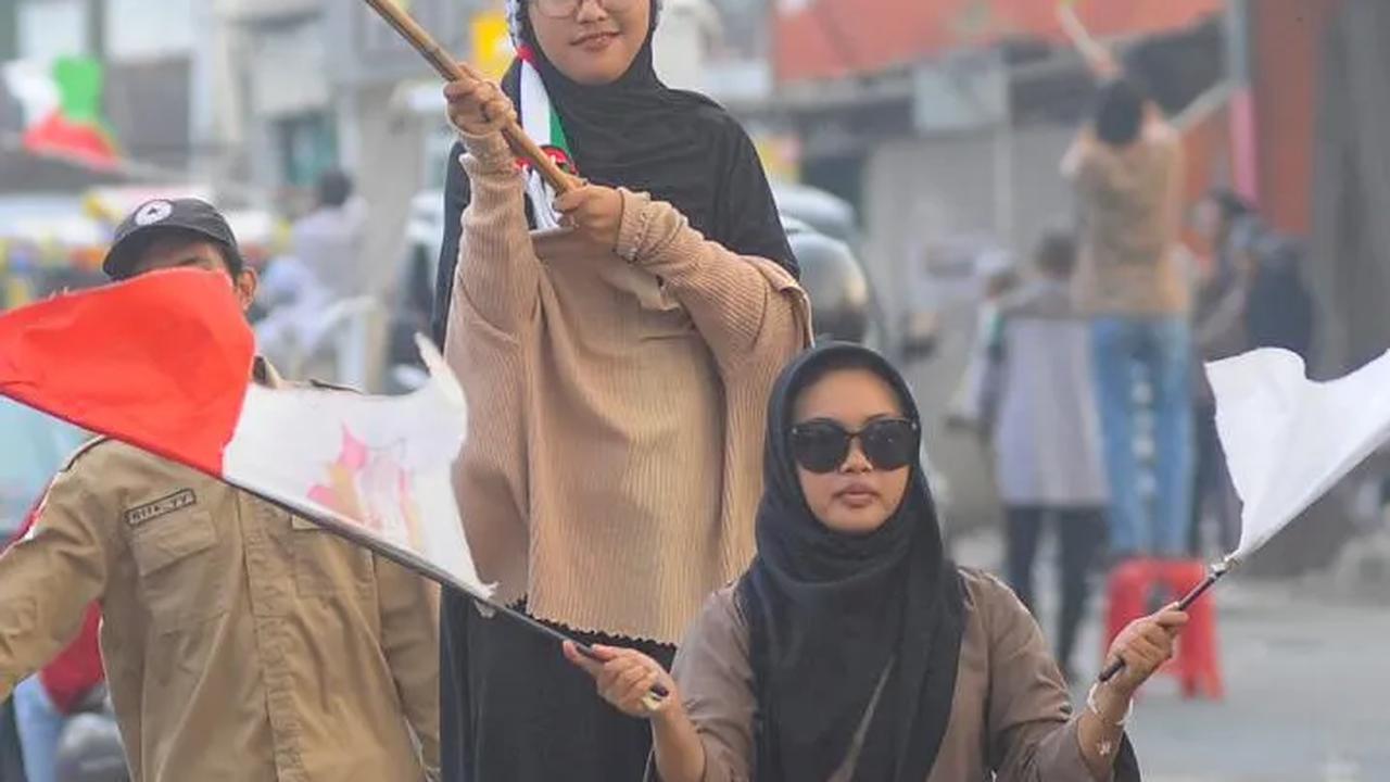Aksi santriwan dan santriwati bersama masyarakat  saat melakukan penggalangan donasi solidaritas untuk Palestina di Jalan Raya Parung-Bogor, Kemang, Bogor,  Minggu (19/10/2023).