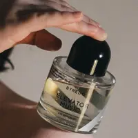 Memahami fakta pentingnya menggunakan parfum berkualitas tinggi.