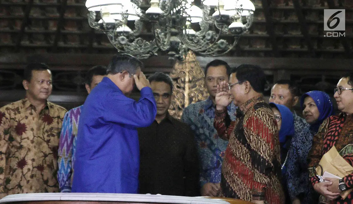 Ketua Umum Partai Demokrat Susilo Bambang Yudhoyono dan Ketum Partai Gerindra Prabowo Subianto saling hormat usai memberikan keterangan pers di Kediaman SBY di Cikeas, Bogor, Kamis (27/7). (Liputan6.com/Herman Zakharia)