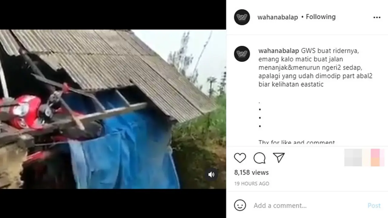 Honda Scoopy nyangkut di atap rumah (Instagram/@wahanabalap)