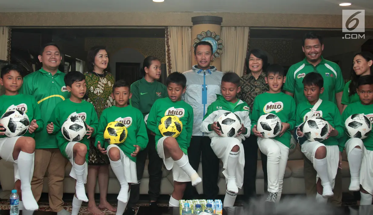 Menpora Imam Nahrawi berpose bersama dengan delapan pemain terbaik MILO Football Championship 2018 di Rumah Dinas Menteri Pemuda dan Olahraga Republik Indonesia, Jakarta (5/10). (Liputan6.com/Rizky)