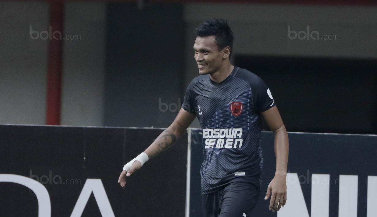 Striker PSM, Ferdinand Sinaga, saat pertandingan melawan Persija pada laga Liga 1 di Stadion Patriot, Bekasi, Selasa  (15/8/2017). Persija bermain imbang 2-2 dengan PSM. (Bola.com/M Iqbal Ichsan)