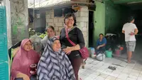 Banjir di Rusun Bidara Cina kini mulai surut. Warga pun mulai membersihkan rumah mereka. (Foto: Liputan6/Rizki Putra Aslendra)