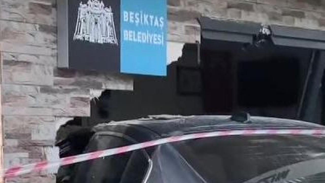 Sebuah Sedan Tabrak Gedung Sampai Jebol tapi Bodi Tetap Utuh, Kata Netizen Tank Berkedok Mobil
