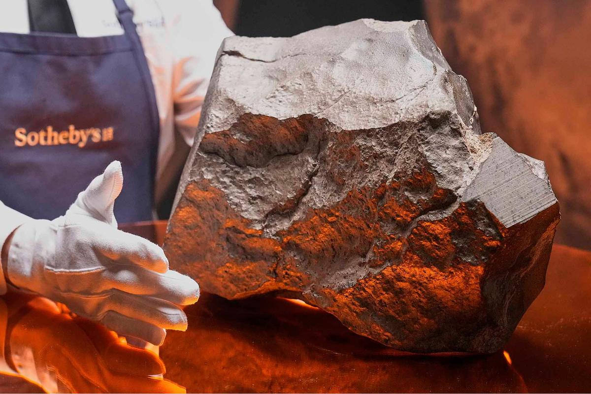 FOTO: Penampakan Batu Dari Planet Mart Mars yang Terjual Rp107 Miliar