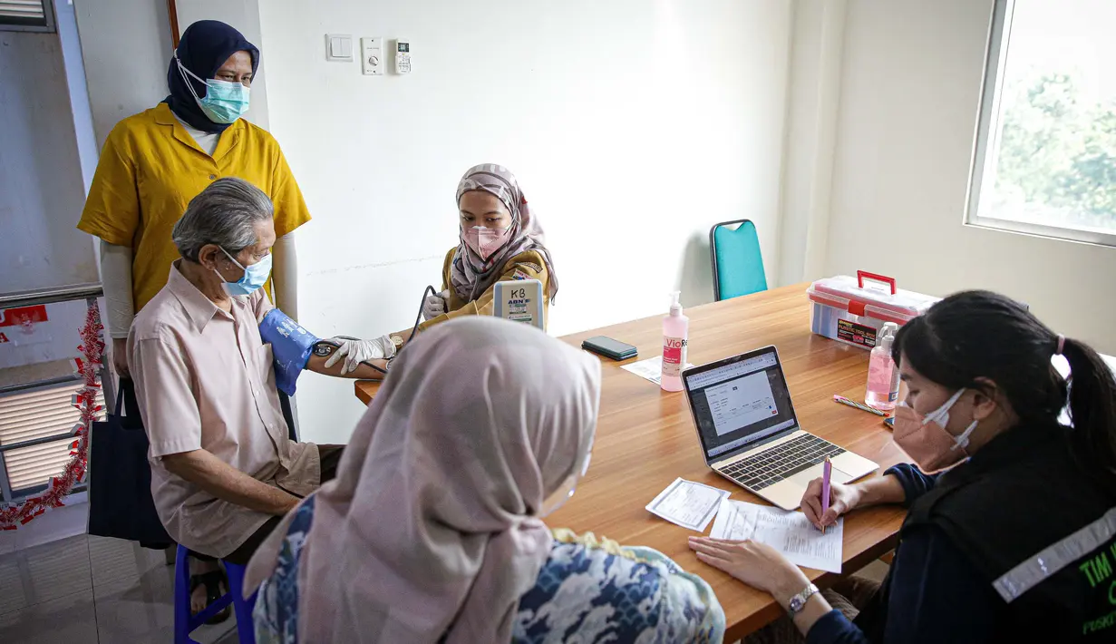 Warga menjalani pemeriksaan kesehatan saat vaksinasi COVID-19 dari Pfizer di Puskesmas Lebak Bulus, Jakarta, Senin (23/8/2021). Pemerintah memprioritaskan distribusi vaksin COVID-19 Pfizer dengan merek Comirnaty di Jabodetabek. (Liputan6.com/Faizal Fanani)