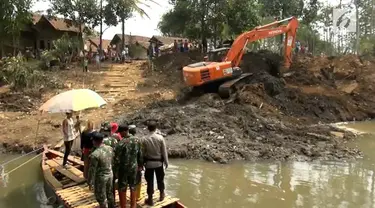 Sungai Citarum mulai mengering, hal ini dikarenakan musim kemarau yang melanda dan membuat debit air berkurang.