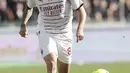 Gelandang AC Milan, Sandro Tonali membawa bola saat bertanding melawan Salernitana pada pertandingan lanjutan Liga Serie A Italia di stadion Arechi di Salerno, Italia, Rabu (4/1/2023). Salernitana tertahan di peringkat 13 dengan 17 angka dari 16 laga. (Alessandro Garofalo/LaPresse via AP)
