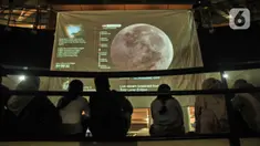 Warga menyaksikan fenomena gerhana bulan total atau Bloodmoon di Taman Ismail Marzuki, Jakarta Pusat, Selasa (8/11/2022). Gerhana Bulan total 8 November ini akan menjadi yang terakhir selama tiga tahun, karena gerhana Bulan total berikutnya terjadi pada 14 Maret 2025. (merdeka.com/Iqbal S Nugroho)