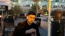 Saat cafe hopping di Korea, ia mengenakan jaket coklat dipadukan inner kemeja hitam dan celana panjang putih. [@bramastavrl]
