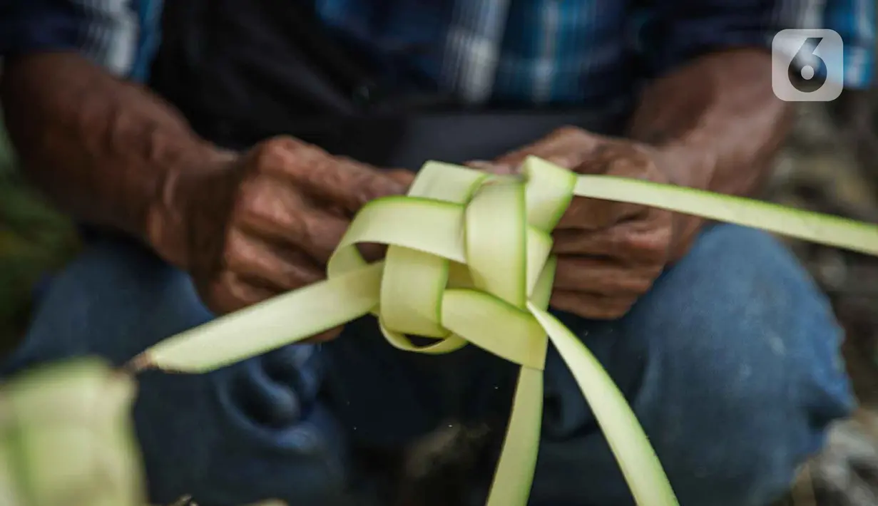 <p>Seorang pedagang tengah membuat kulit ketupat saat menunggu pembeli di Jakarta, Sabtu (30/4/2022). H-2 Lebaran 2022 penjualan kulit ketupat mengalami peningkatan dengan harga jual Rp 6 ribu untuk 10 lembar atau bahan dan Rp 10 ribu untuk harga perikat. (Liputan6.com/Faizal Fanani)</p>
