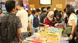 Pengunjung melihat-lihat buku pada gelaran Indonesia International Book Faor 2018 di Jakarta Convention Center, Minggu (16/9). Selain itu, pihak panitia juga menggelar beberapa peluncuran dan bedah buku. (Liputan6.com/Helmi Fithriansyah)