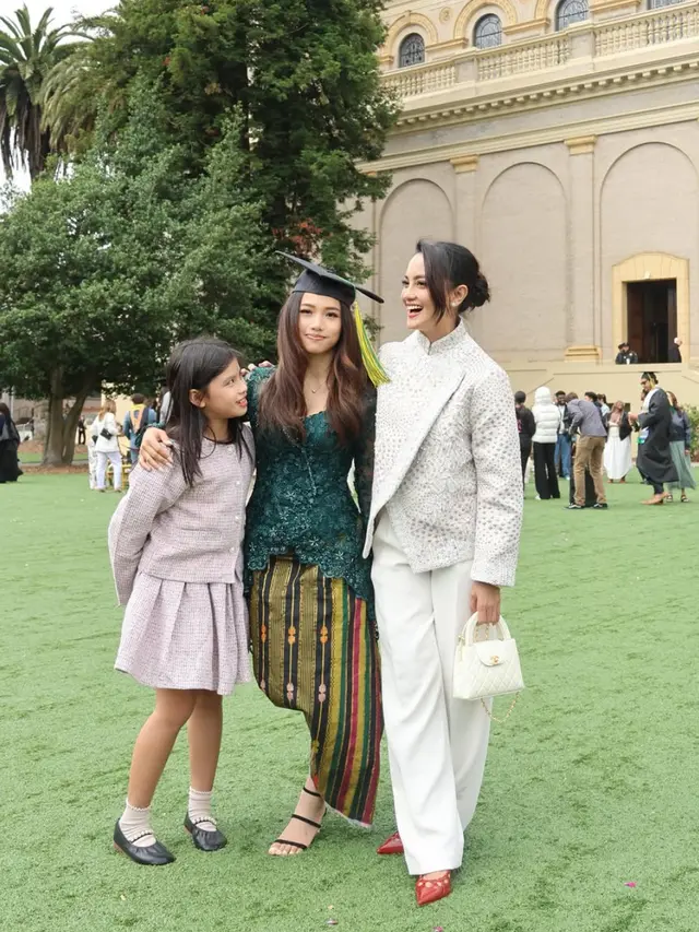 Jasmine Abeng Putri Ririn Ekawati saat Wisuda. [@ririnekawati]